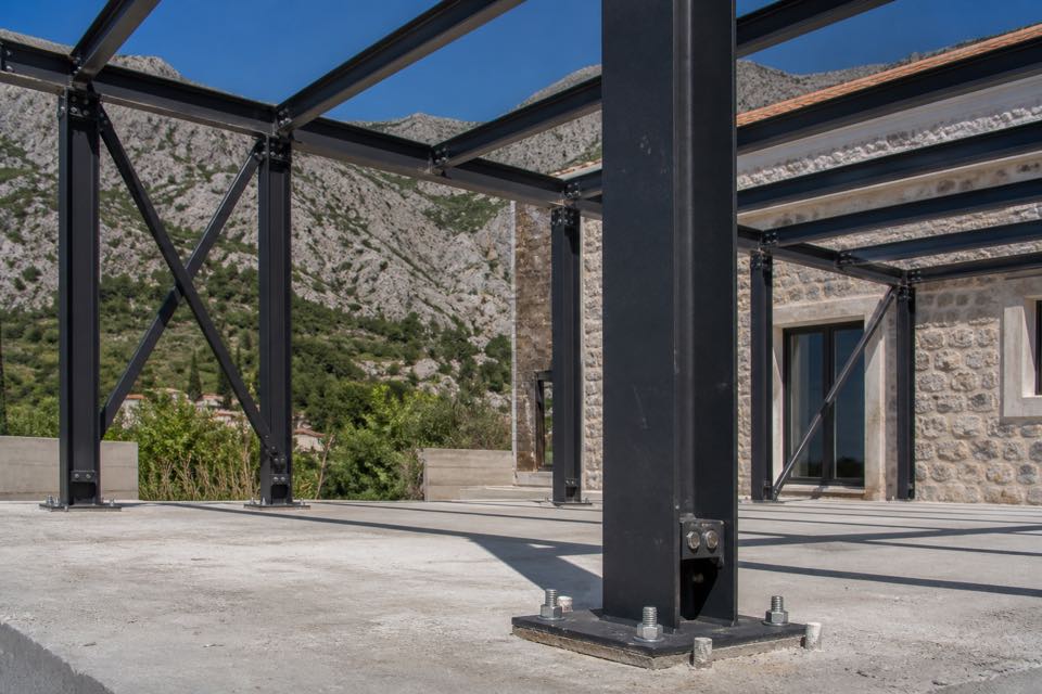 Load-bearing frame for an extension