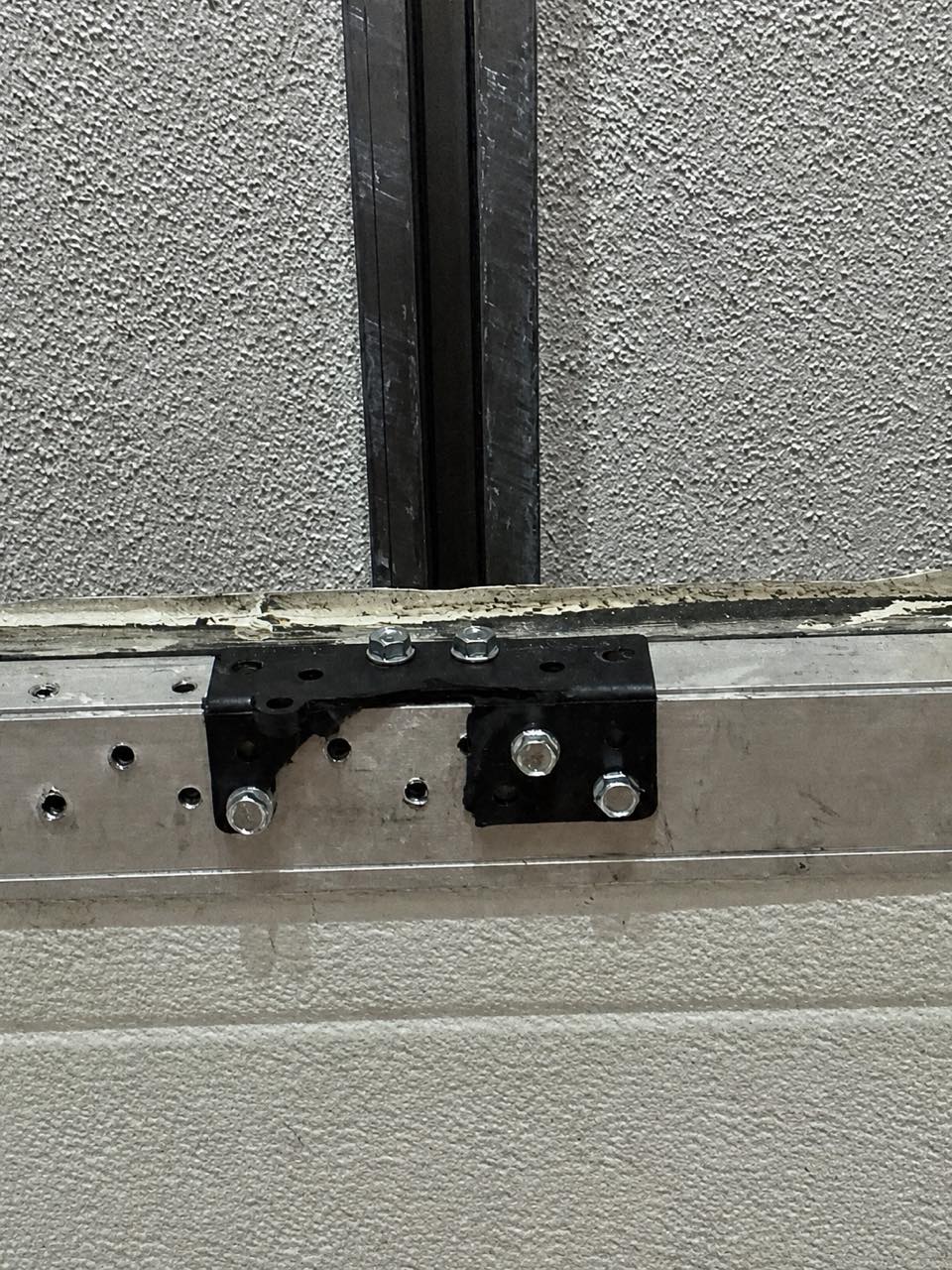 Novi čelični nosač parking kapije, montiran na vođicu