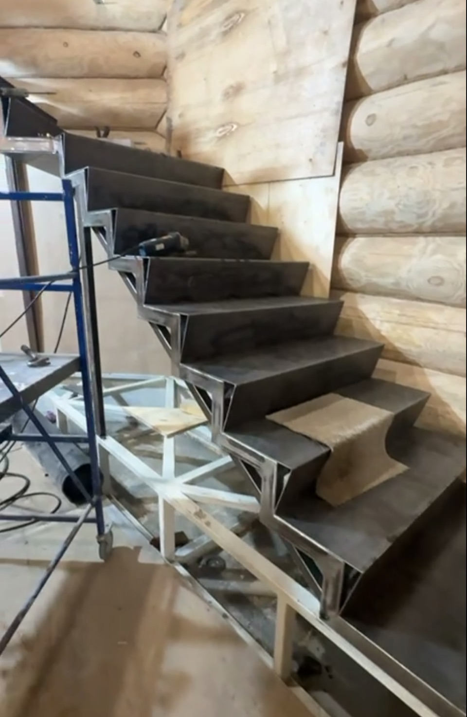 Interior staircase in corten steel, manufacturing