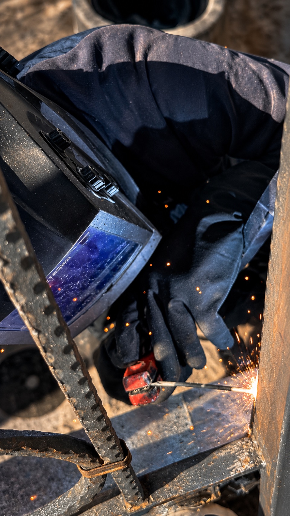 Welding a steel structure in place with manual arc welding